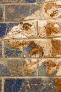 Istanbul, Turquie. Musée archéologique. Lion en brique émaillée en relief de la rue de la procession, Babylone, datant de la période de Nabuchodonosor II vers 604-562 av. J.-C. - Unknown